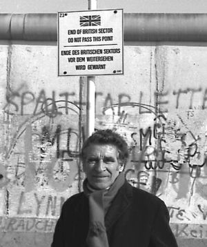 Bill zu Besuch in Berlin, an der Berliner Mauer